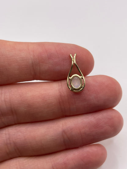 9ct gold opal pendant