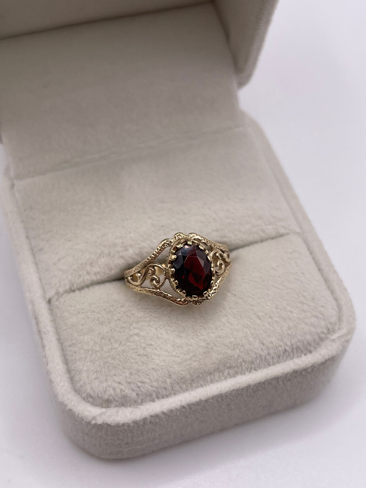 9ct gold garnet ring