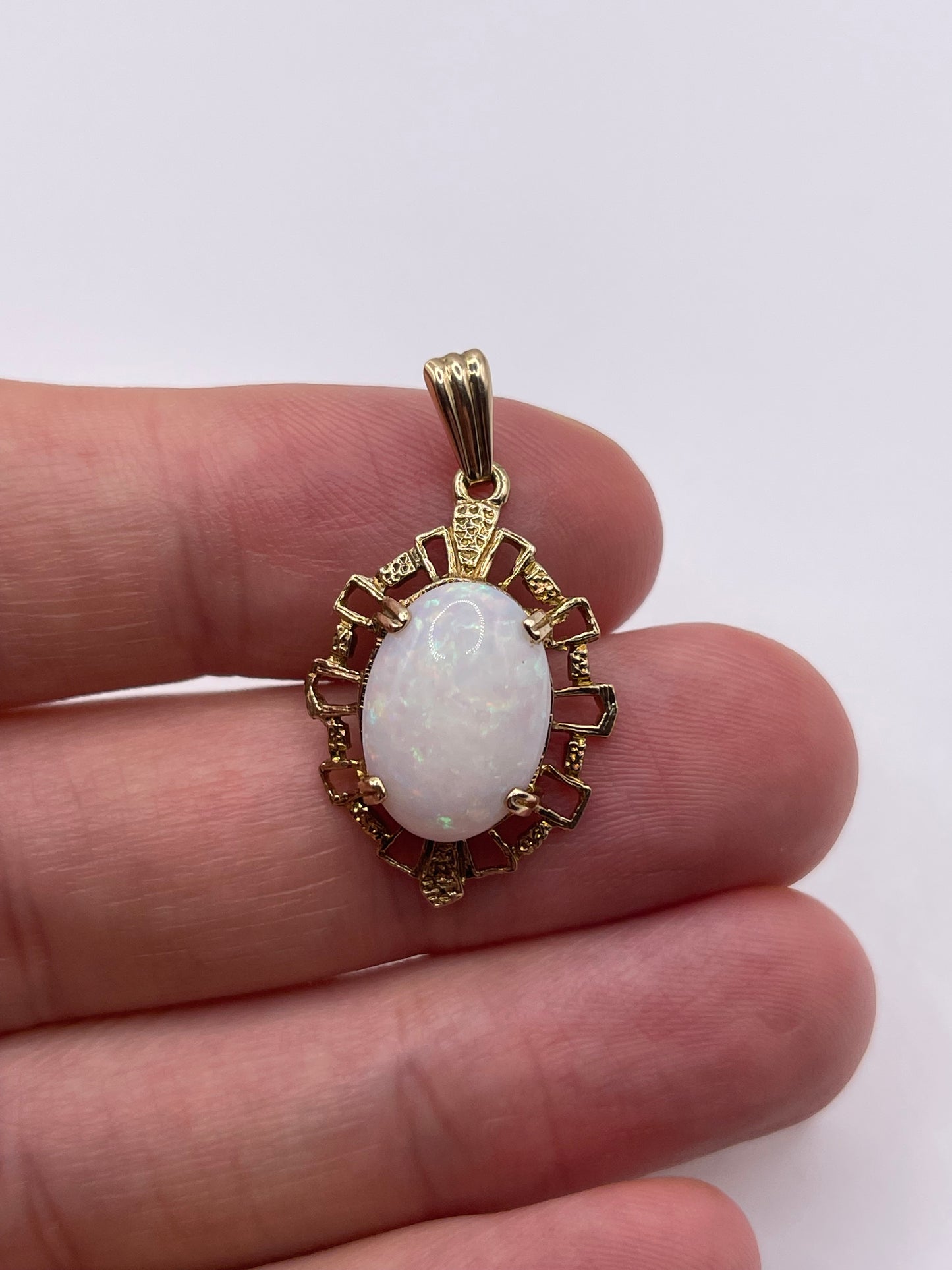9ct gold opal pendant