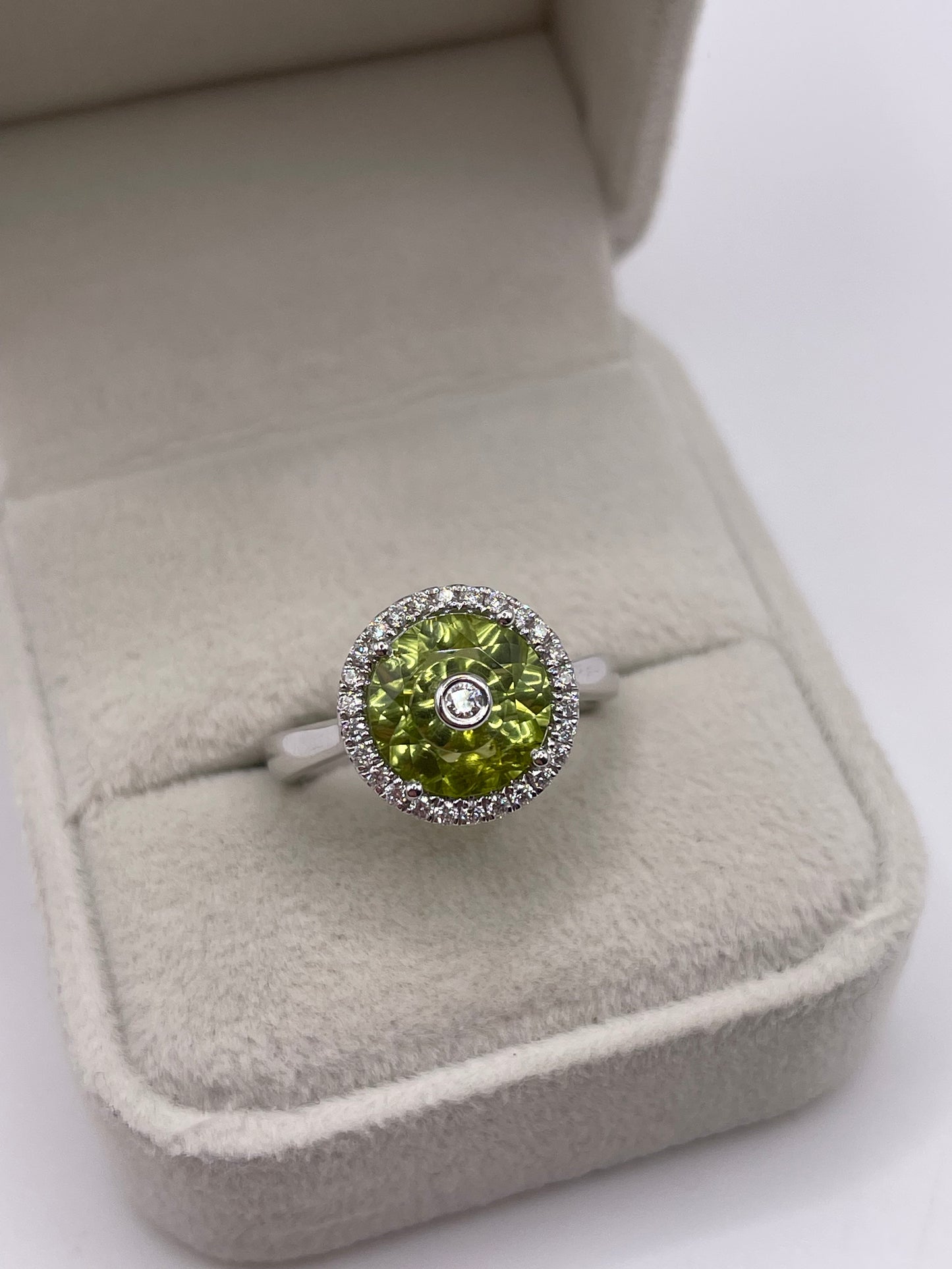 18ct white gold peridot and diamond ring