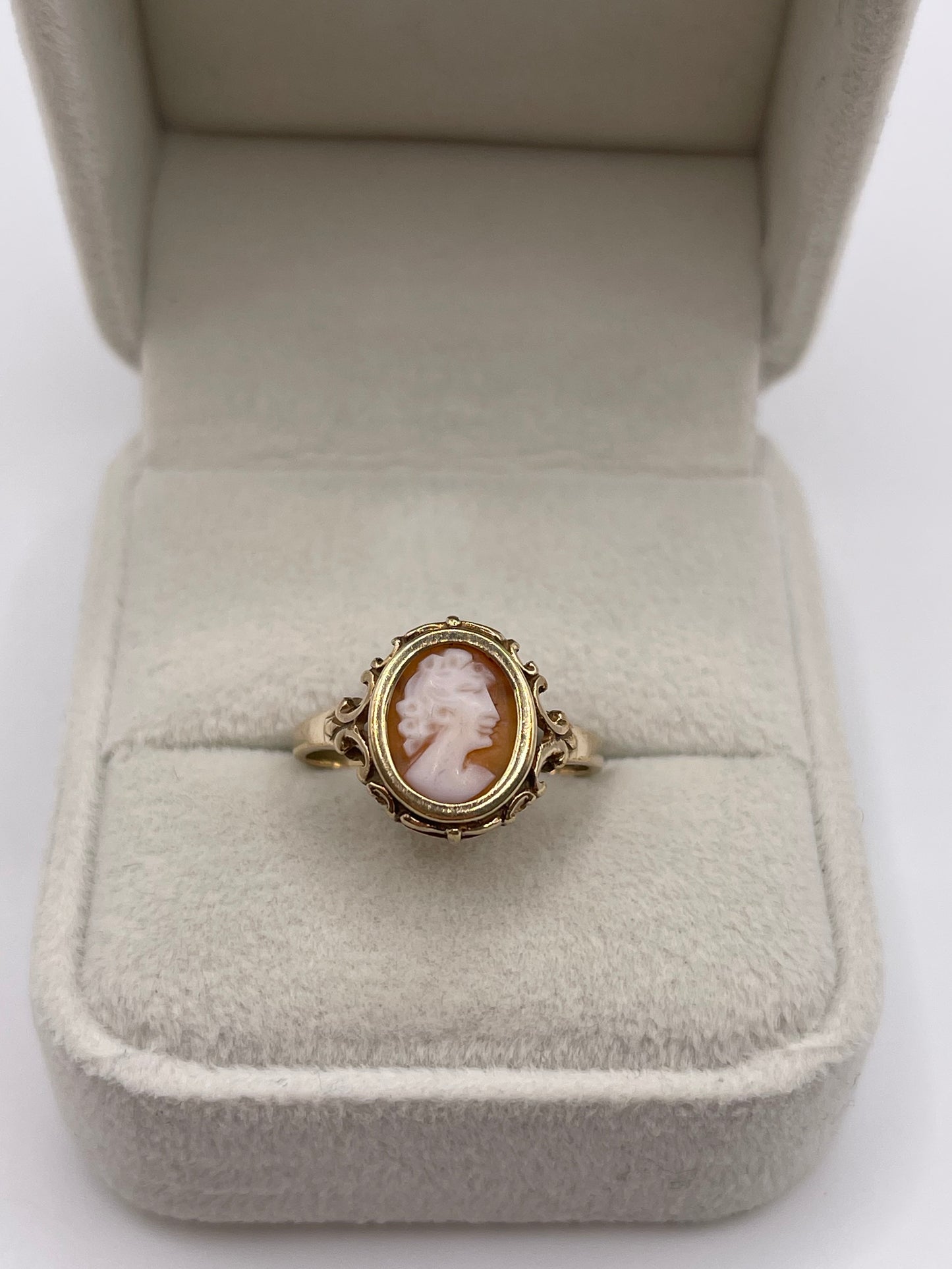 9ct gold cameo ring