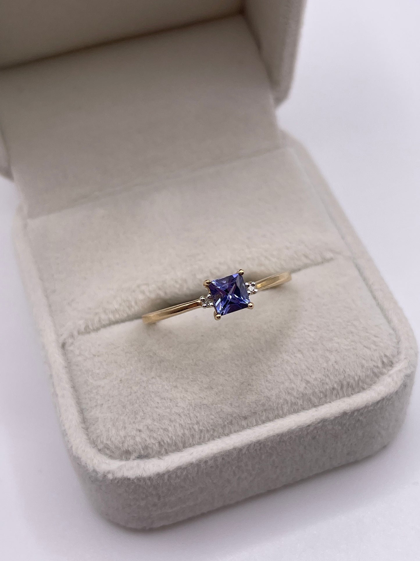 9ct gold tanzanite and diamond ring