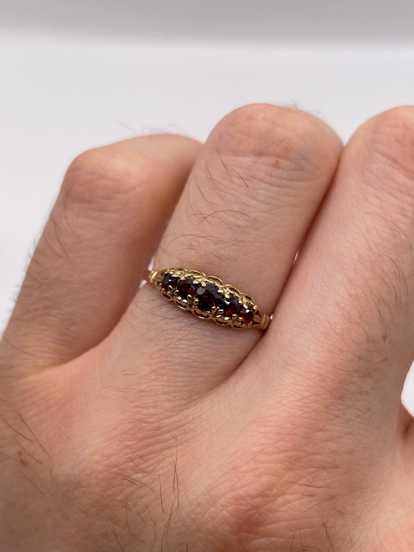 9ct gold garnet ring