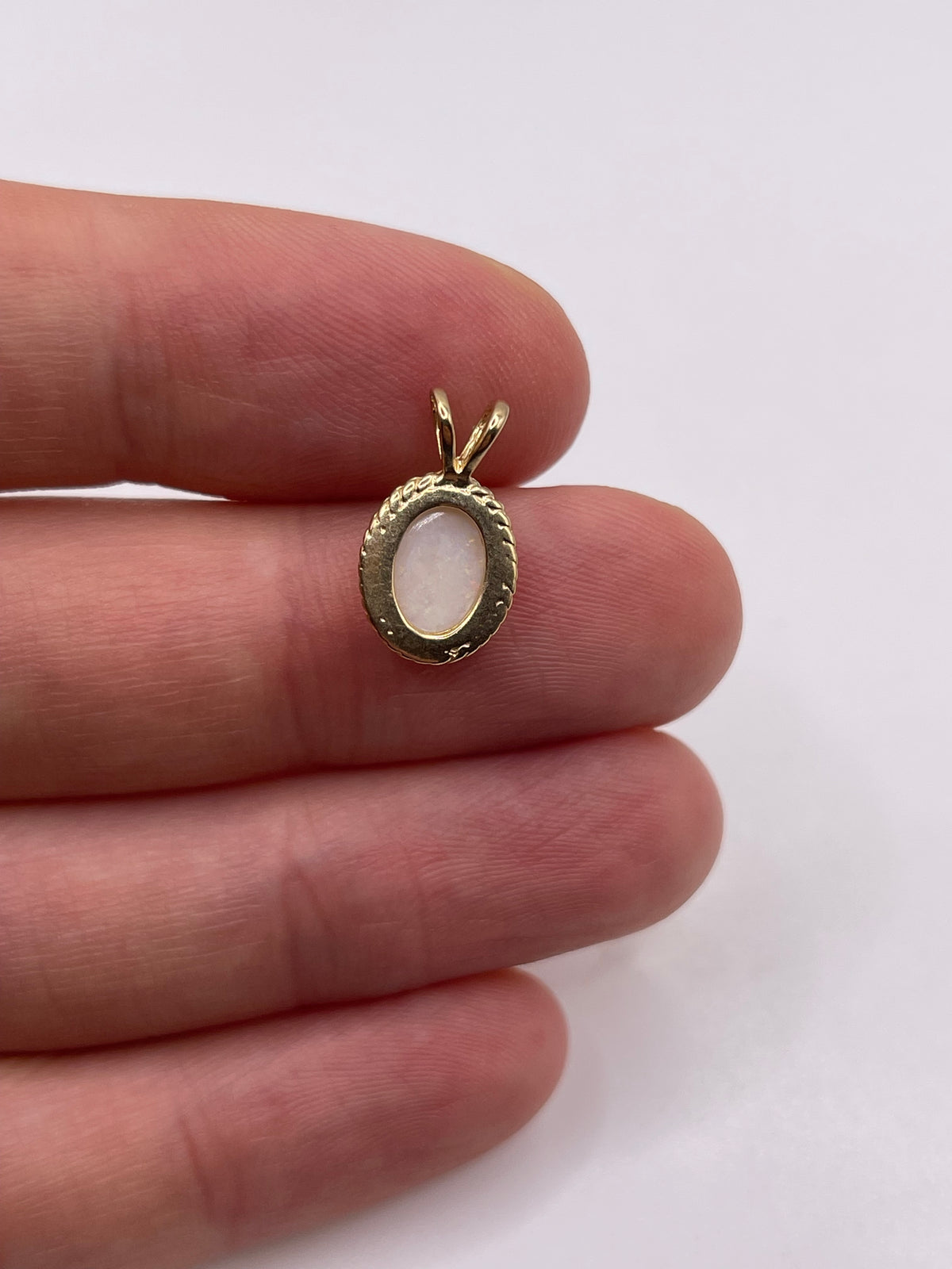 9ct gold opal pendant