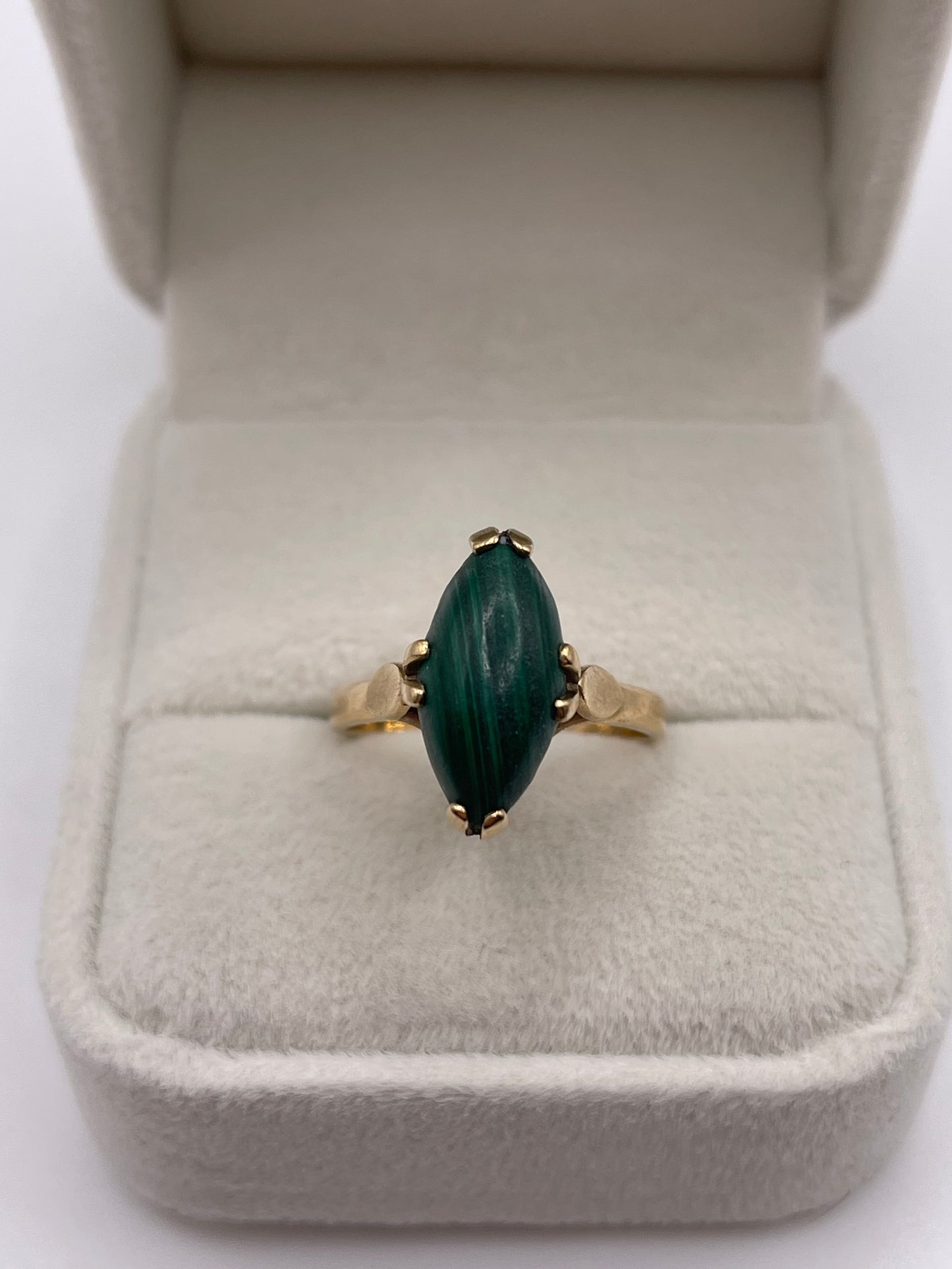9ct gold malachite ring