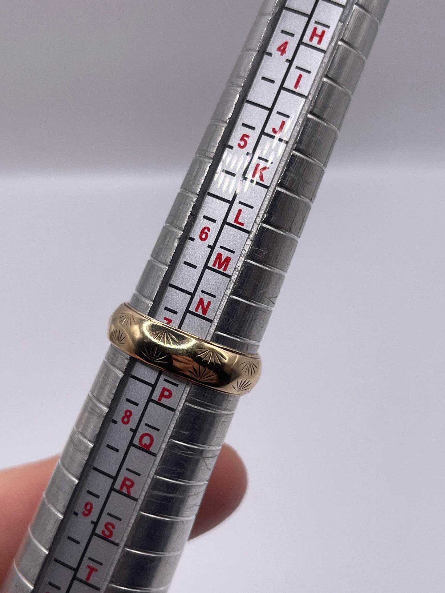 9ct gold patterned band