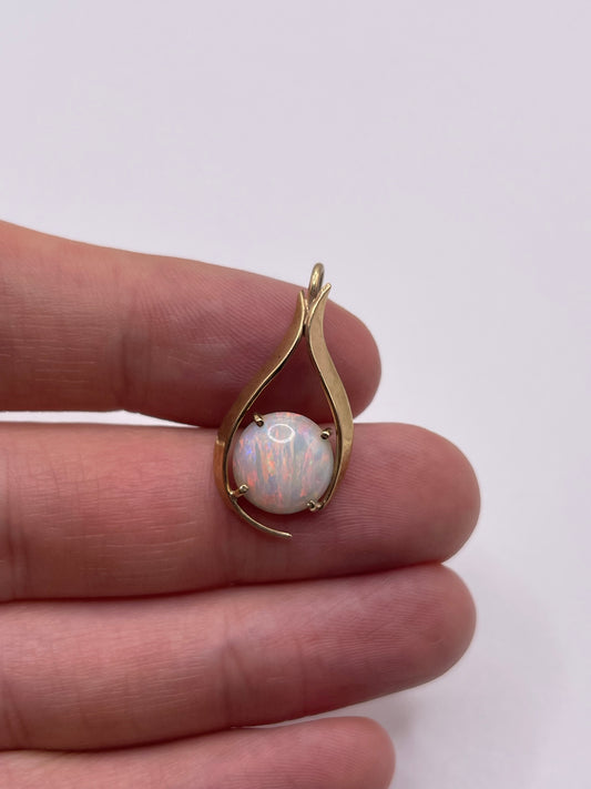 9ct gold opal pendant