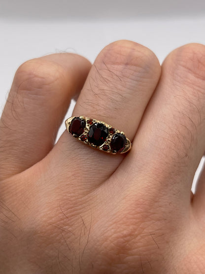 9ct gold garnet ring