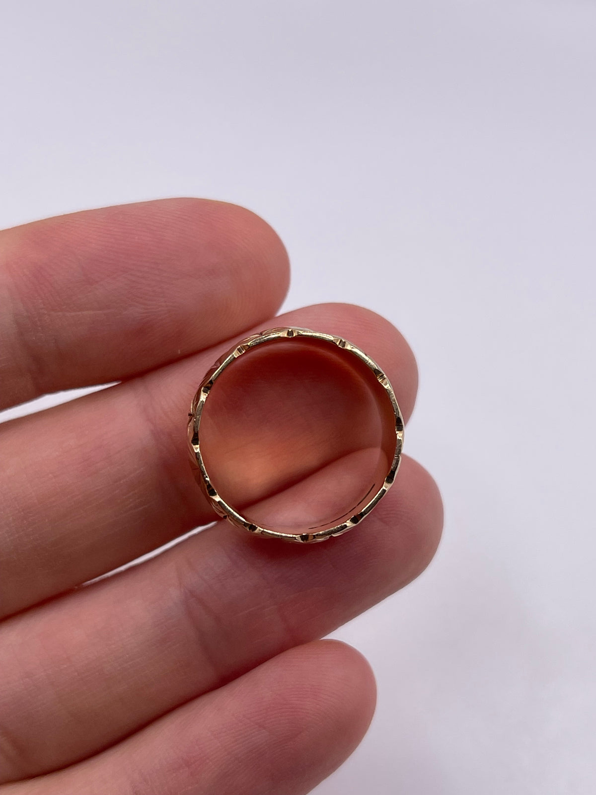 9ct gold patterned band