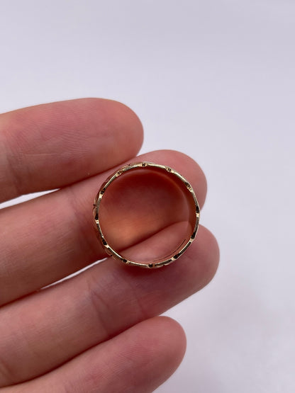 9ct gold patterned band