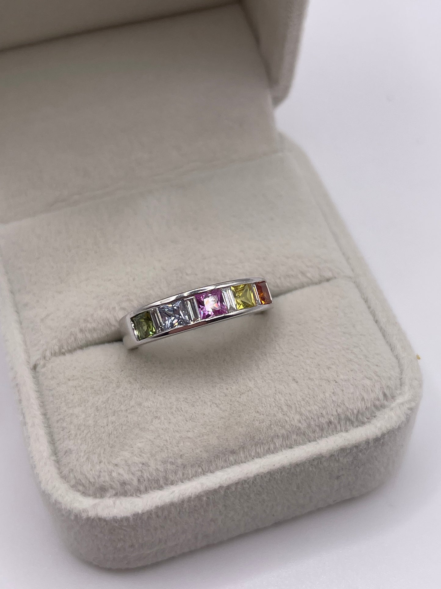 18ct white gold sapphire and diamond ring