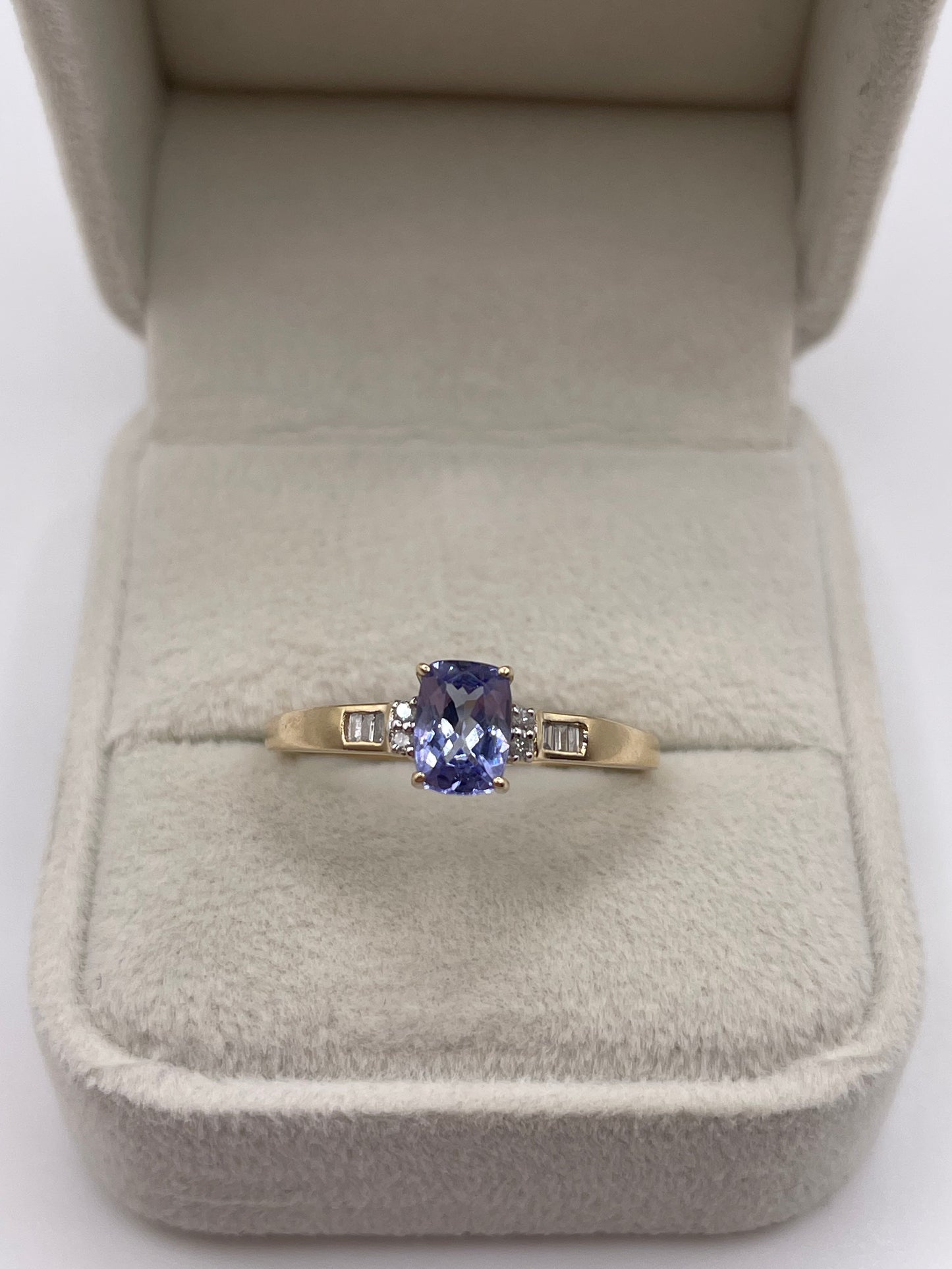 9ct gold tanzanite and diamond ring