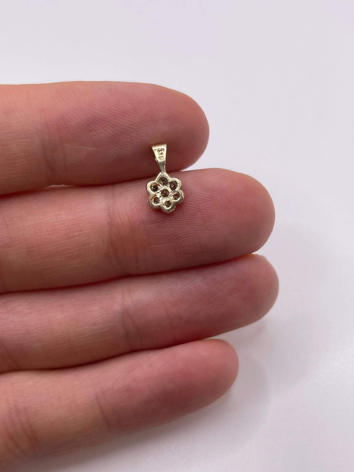 9ct gold diamond cluster pendant