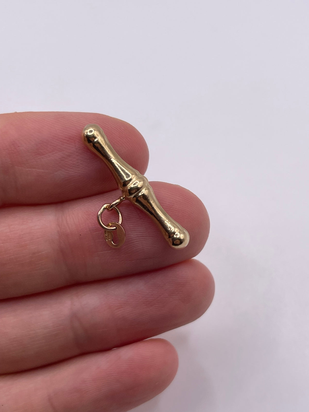 9ct gold t bar pendant