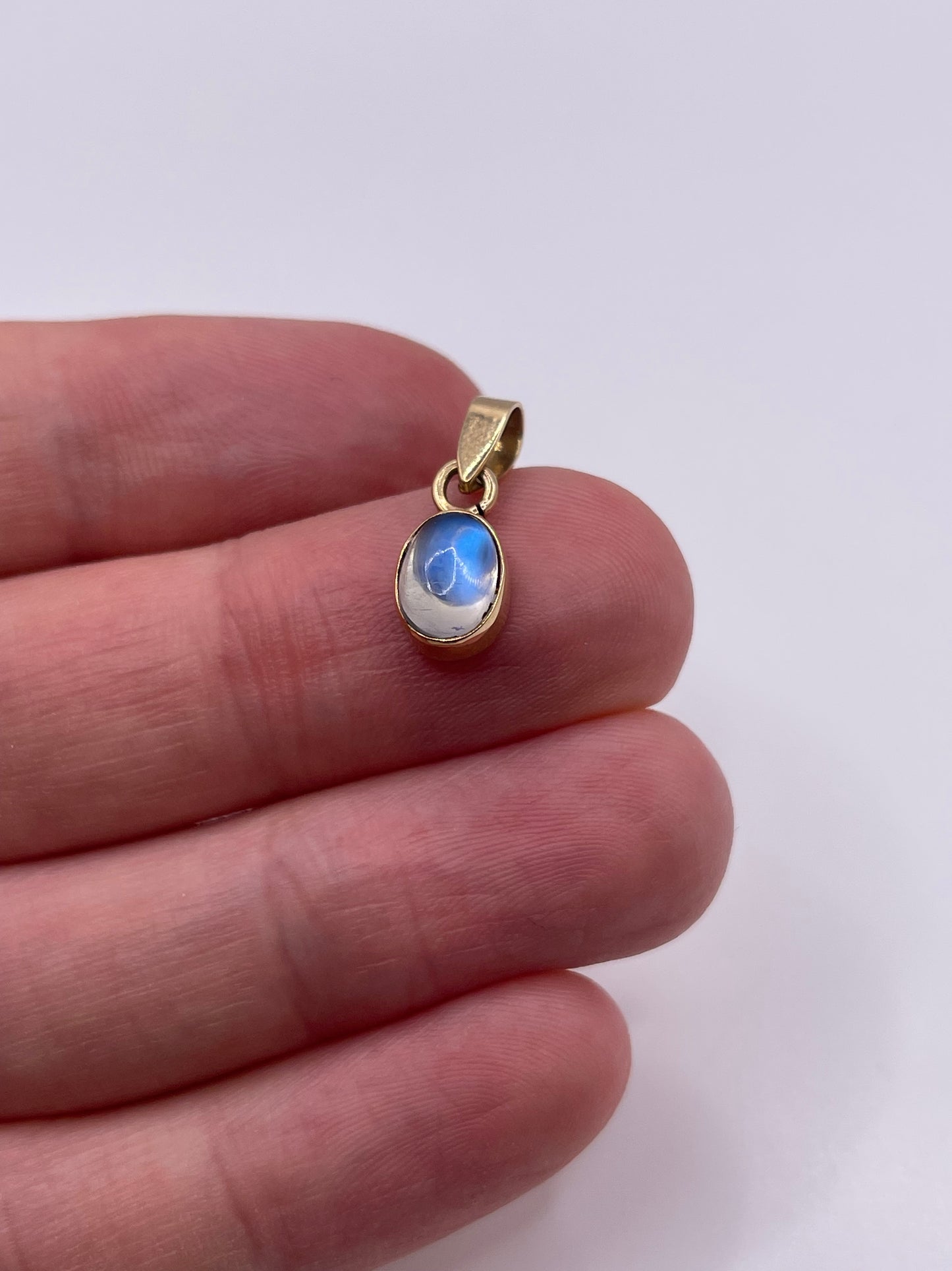14ct gold moonstone pendant