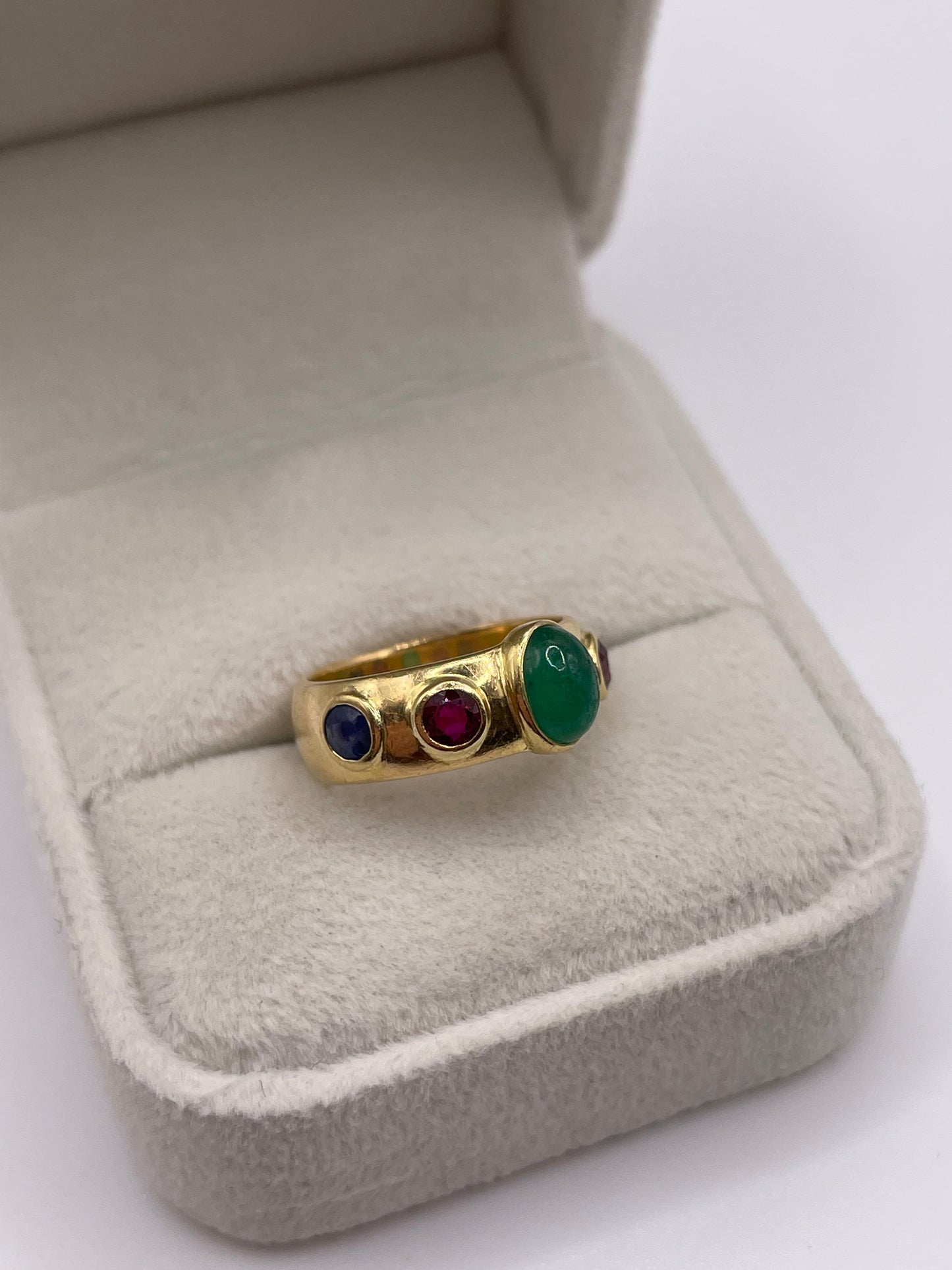 18ct gold cabochon emerald, ruby and sapphire ring