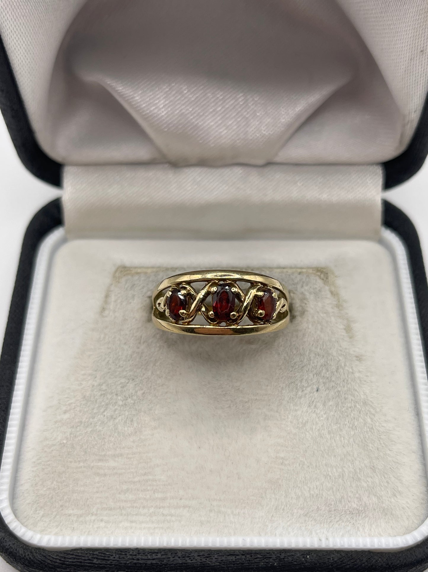 9ct gold garnet ring