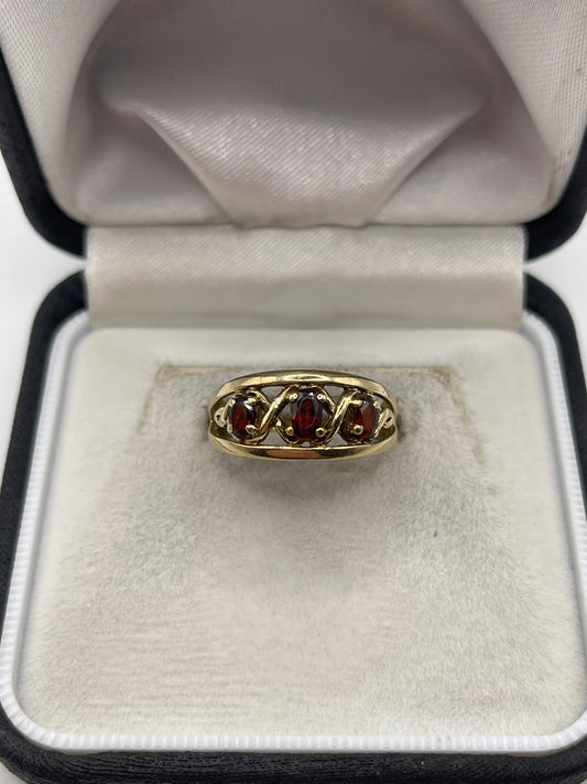 9ct gold garnet ring