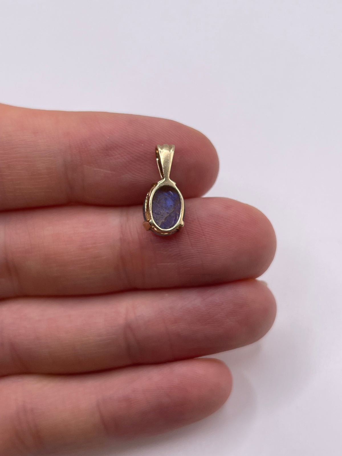 9ct gold labradorite pendant