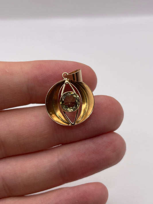 9ct gold quartz pendant