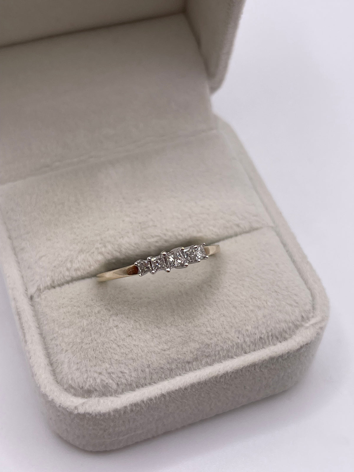 9ct gold diamond ring