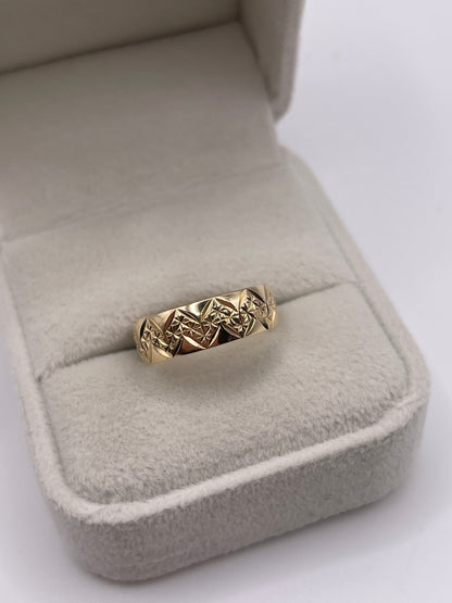 9ct gold patterned band