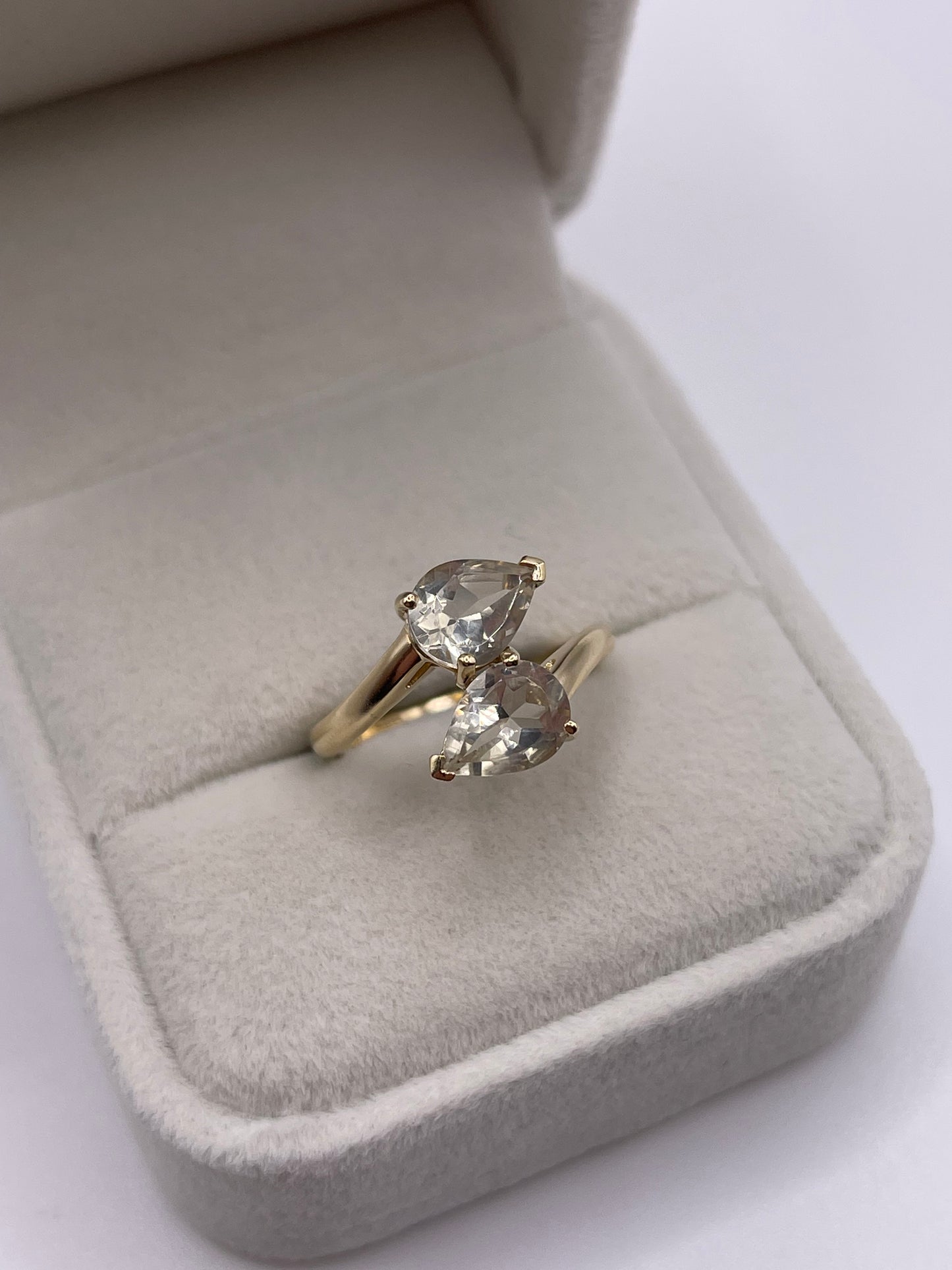 9ct gold quartz ring