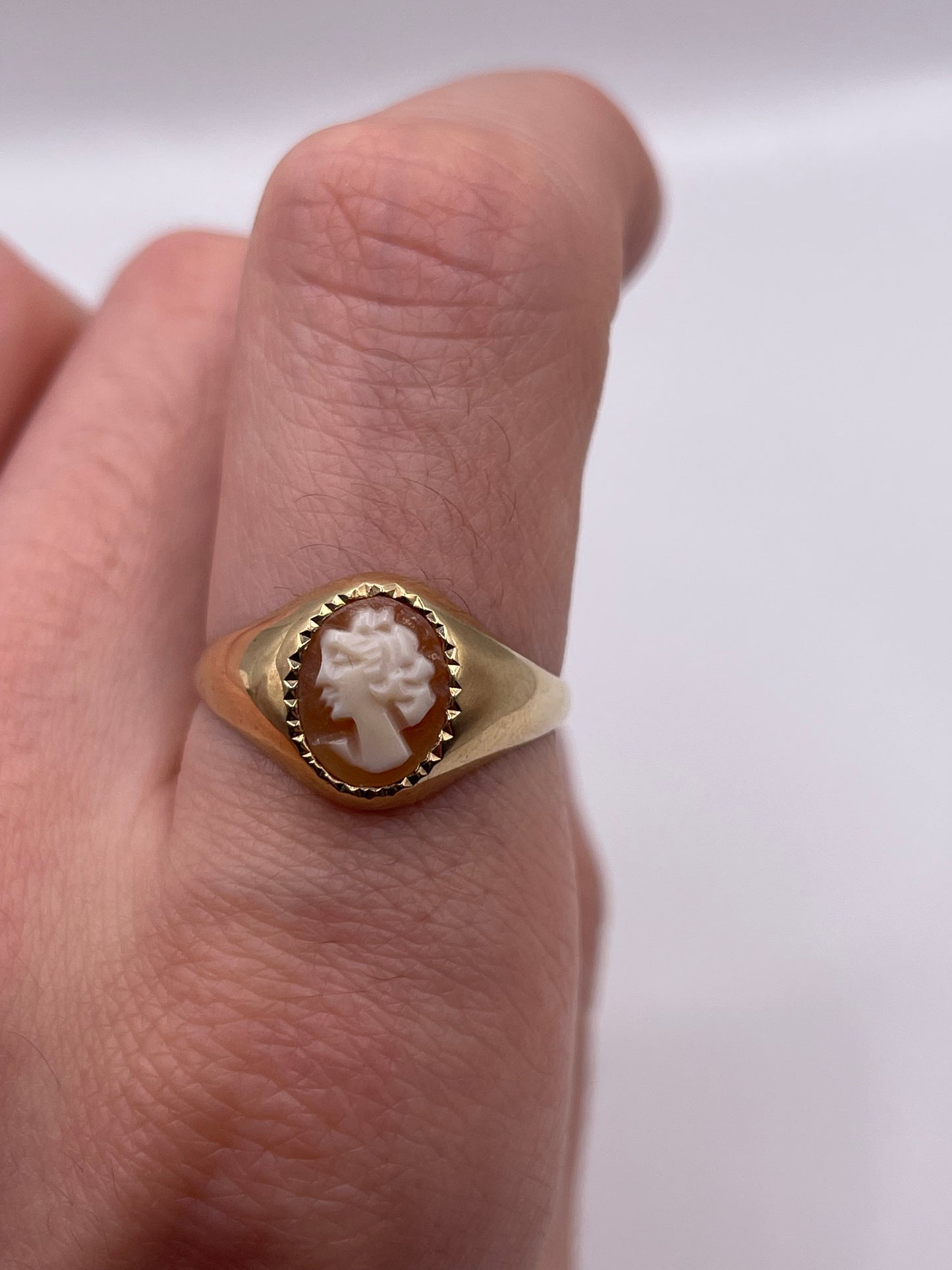 9ct gold cameo ring