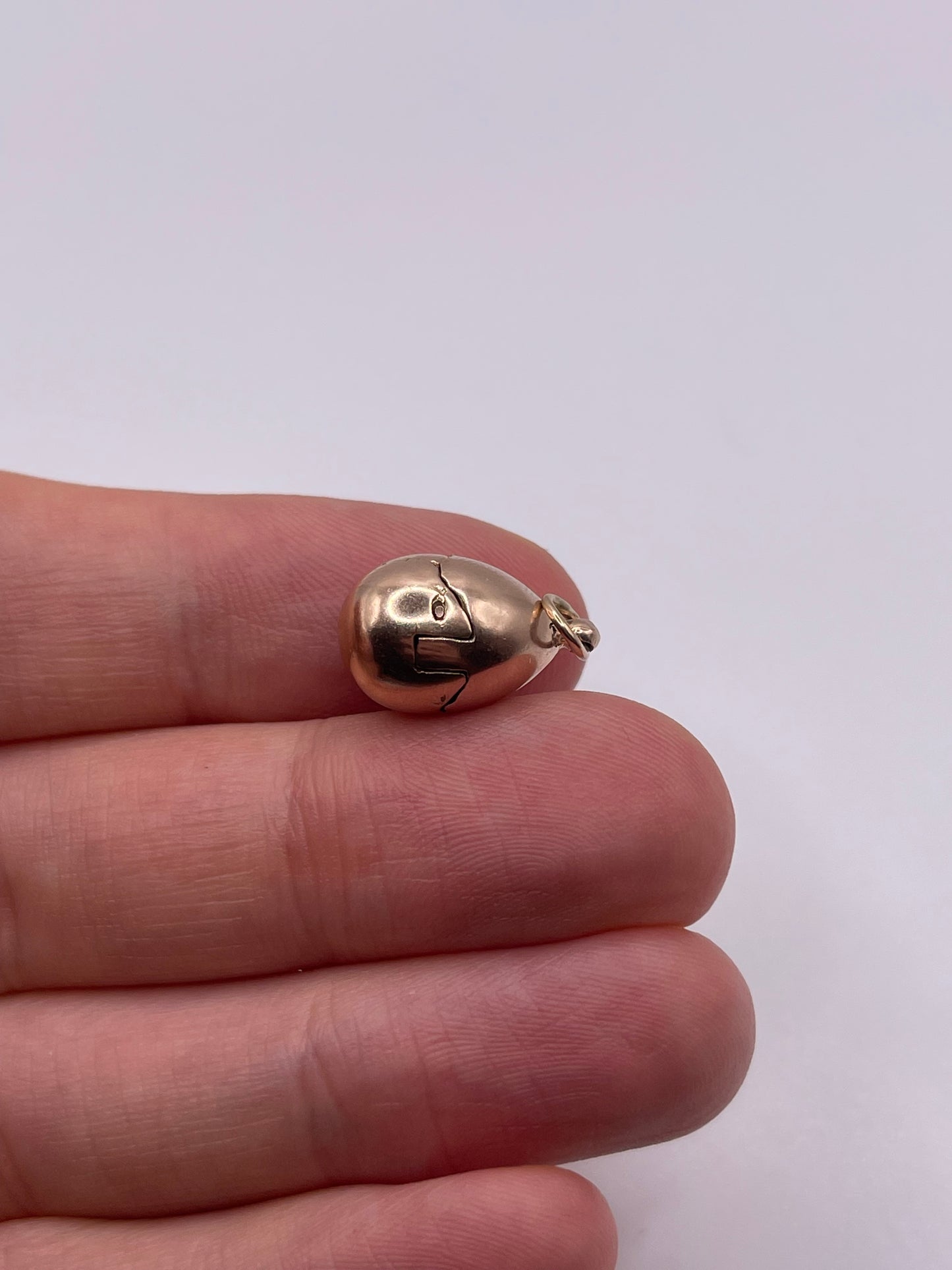 9ct gold chic in egg charm