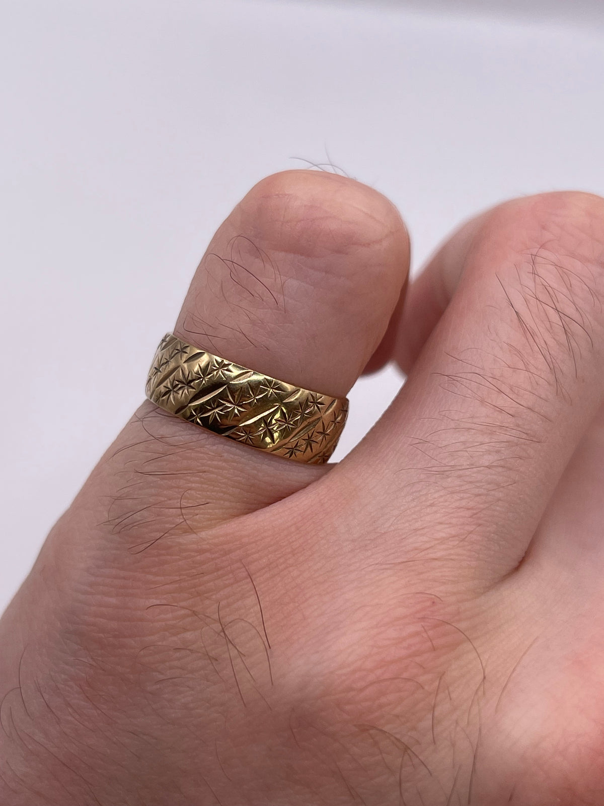 9ct gold patterned band