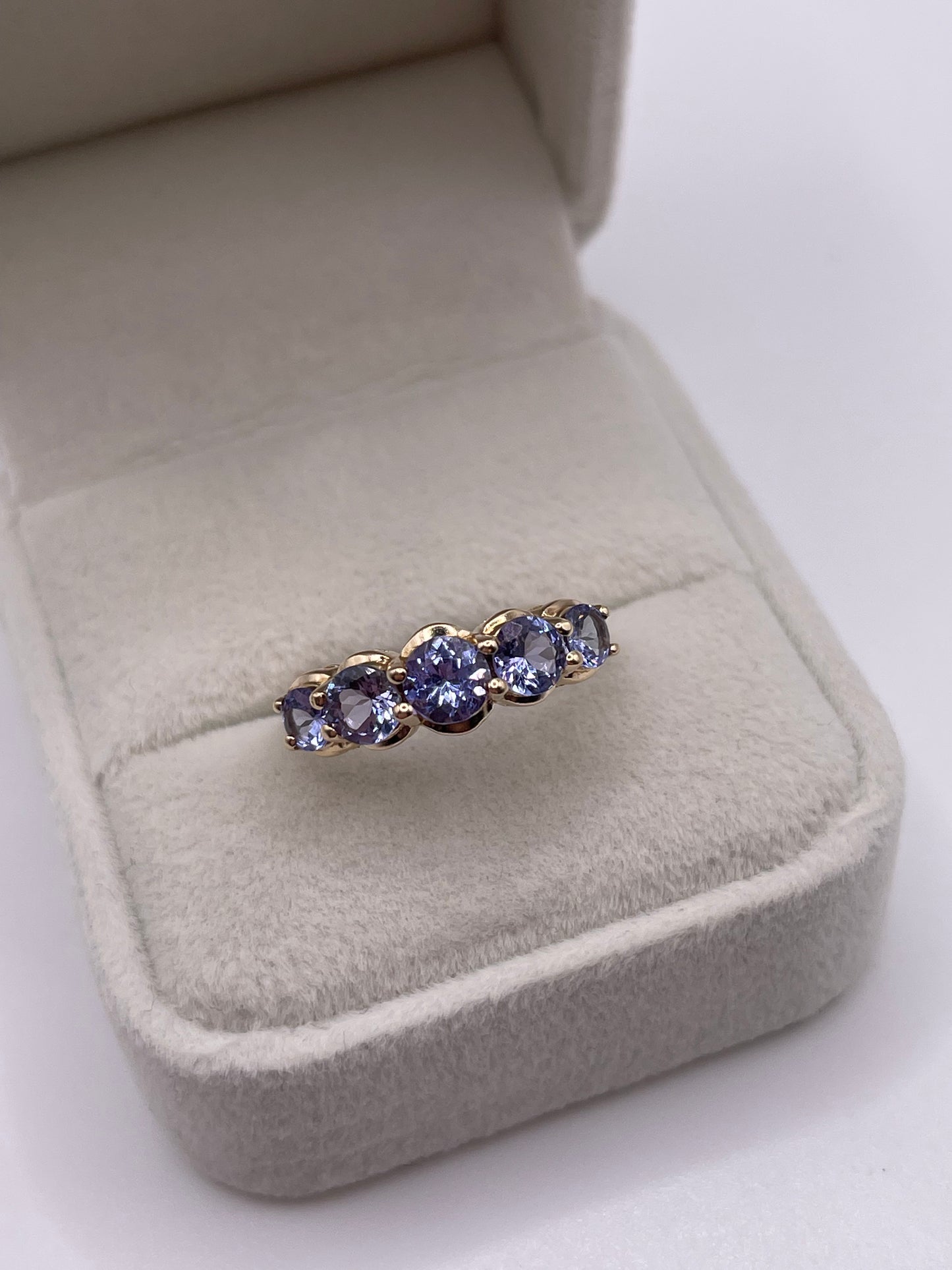 9ct gold tanzanite ring