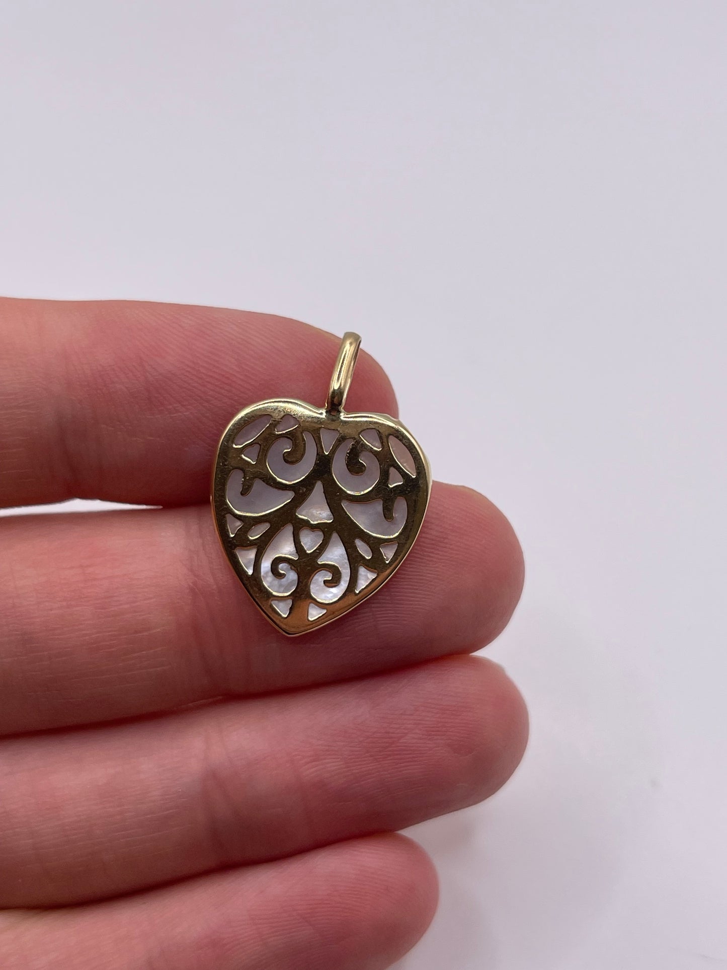 9ct gold mother of pearl heart pendant