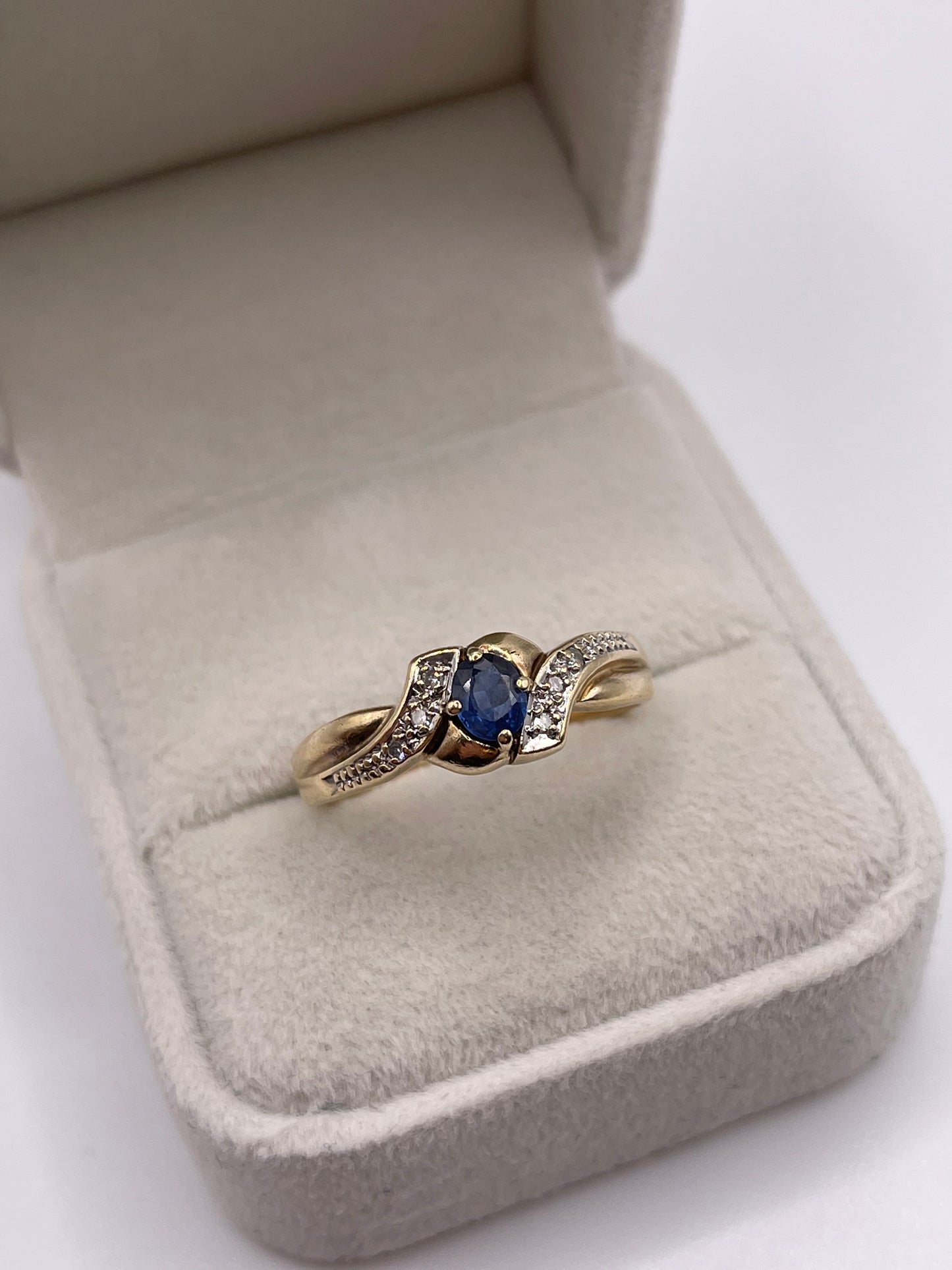 9ct gold sapphire and diamond ring