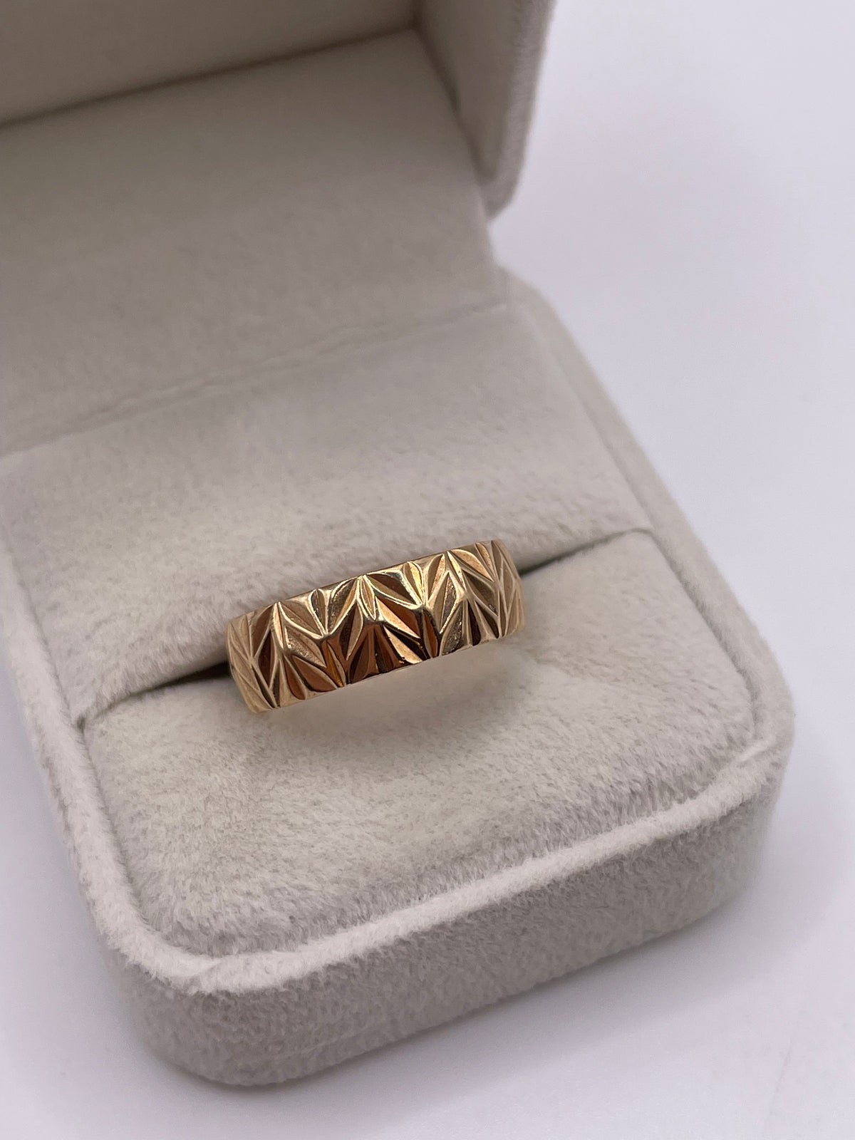 9ct gold patterned band