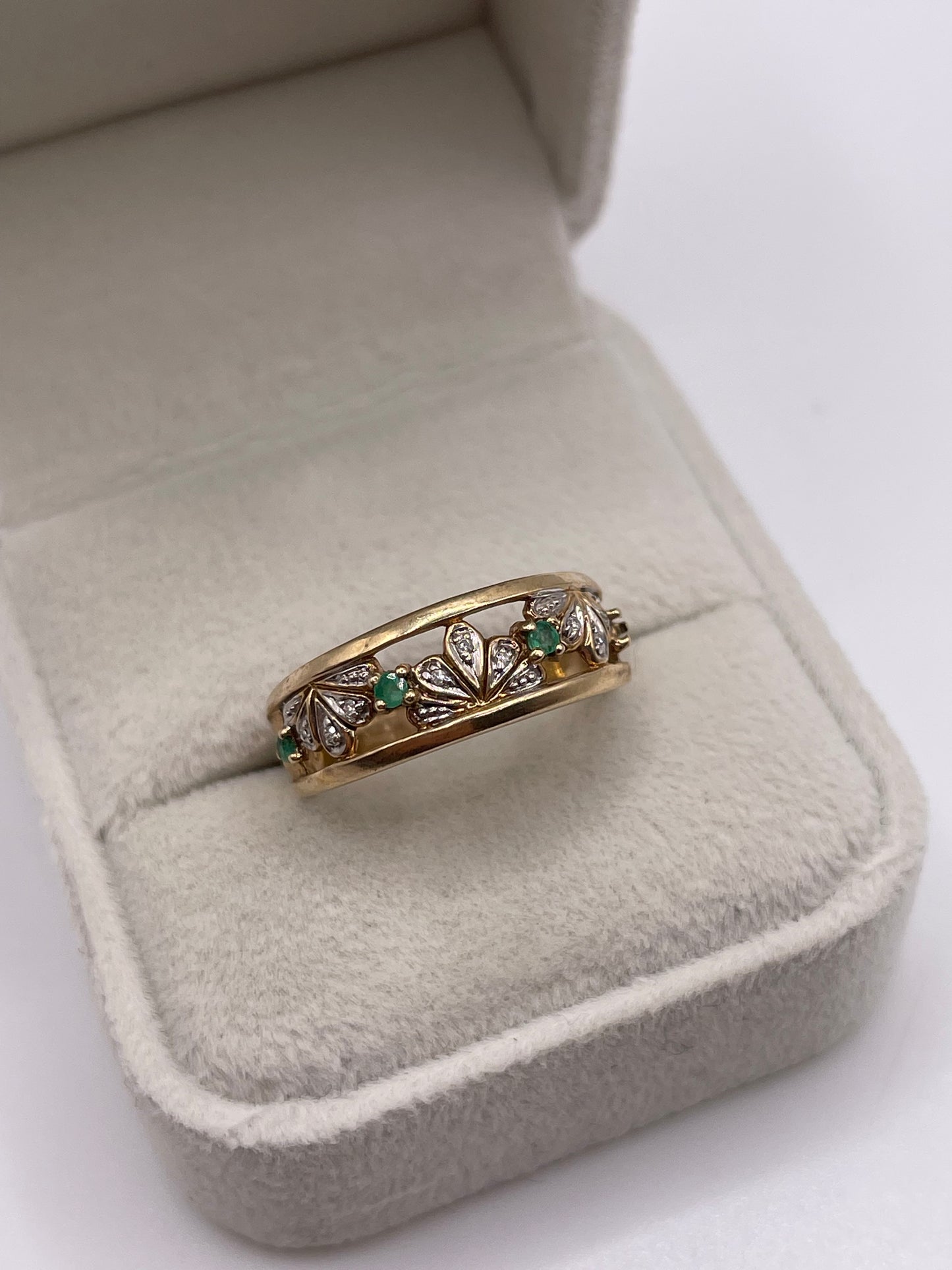 9ct gold emerald and diamond ring