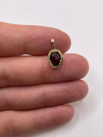 9ct gold garnet pendant