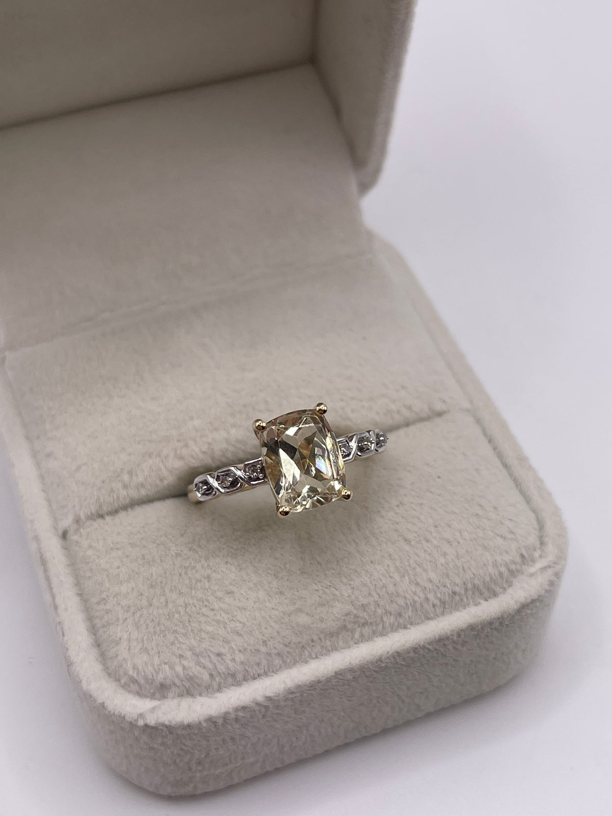 9ct gold quartz and zircon ring
