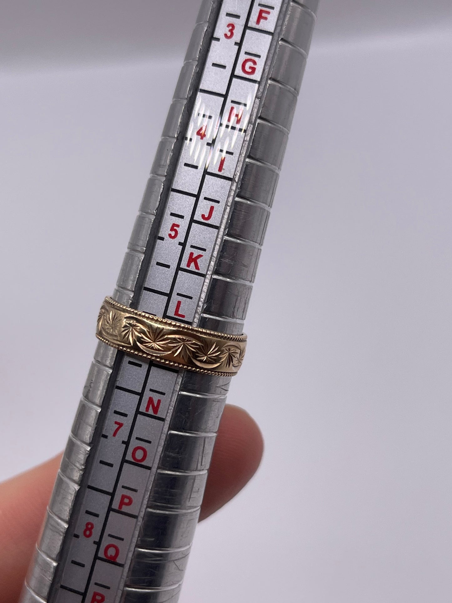 9ct gold patterned ring
