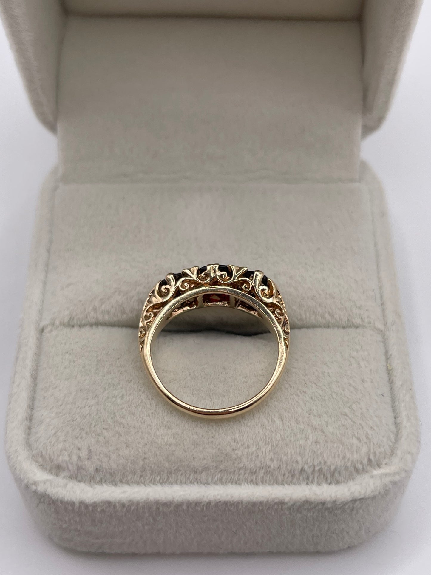 9ct gold garnet ring