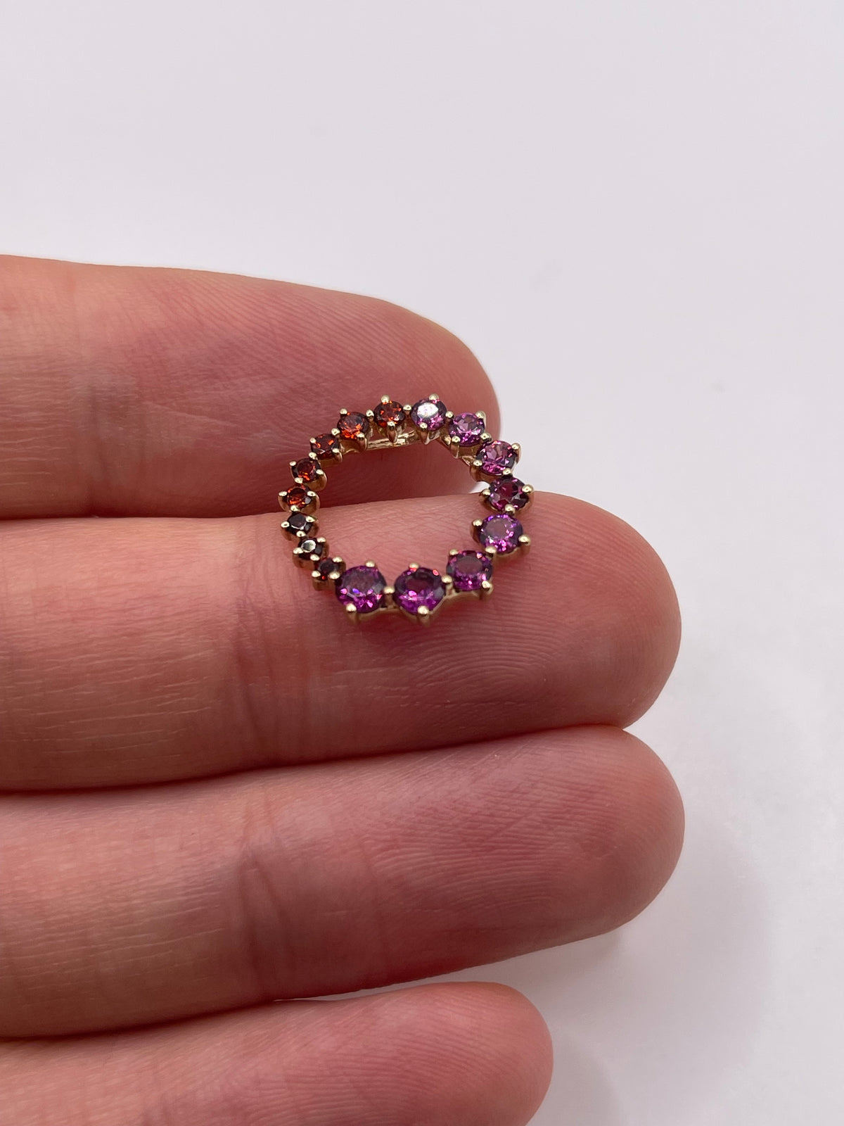 9ct gold garnet pendant