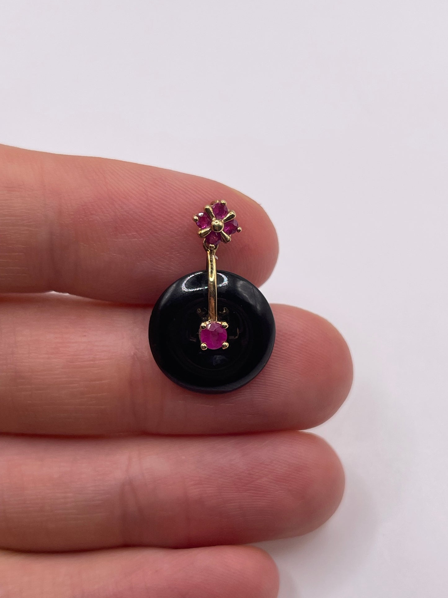9ct gold onyx and ruby pendant