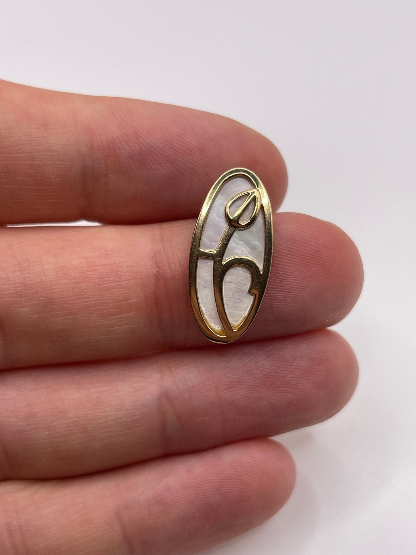 9ct gold mother of pearl pendant