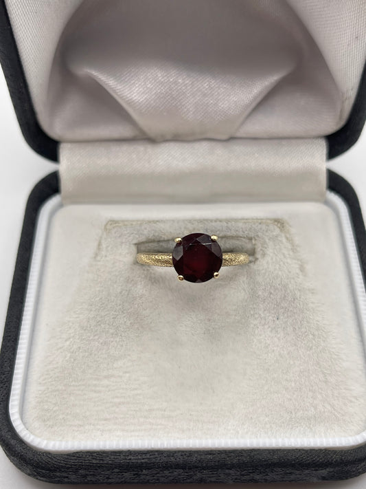 9ct gold garnet ring
