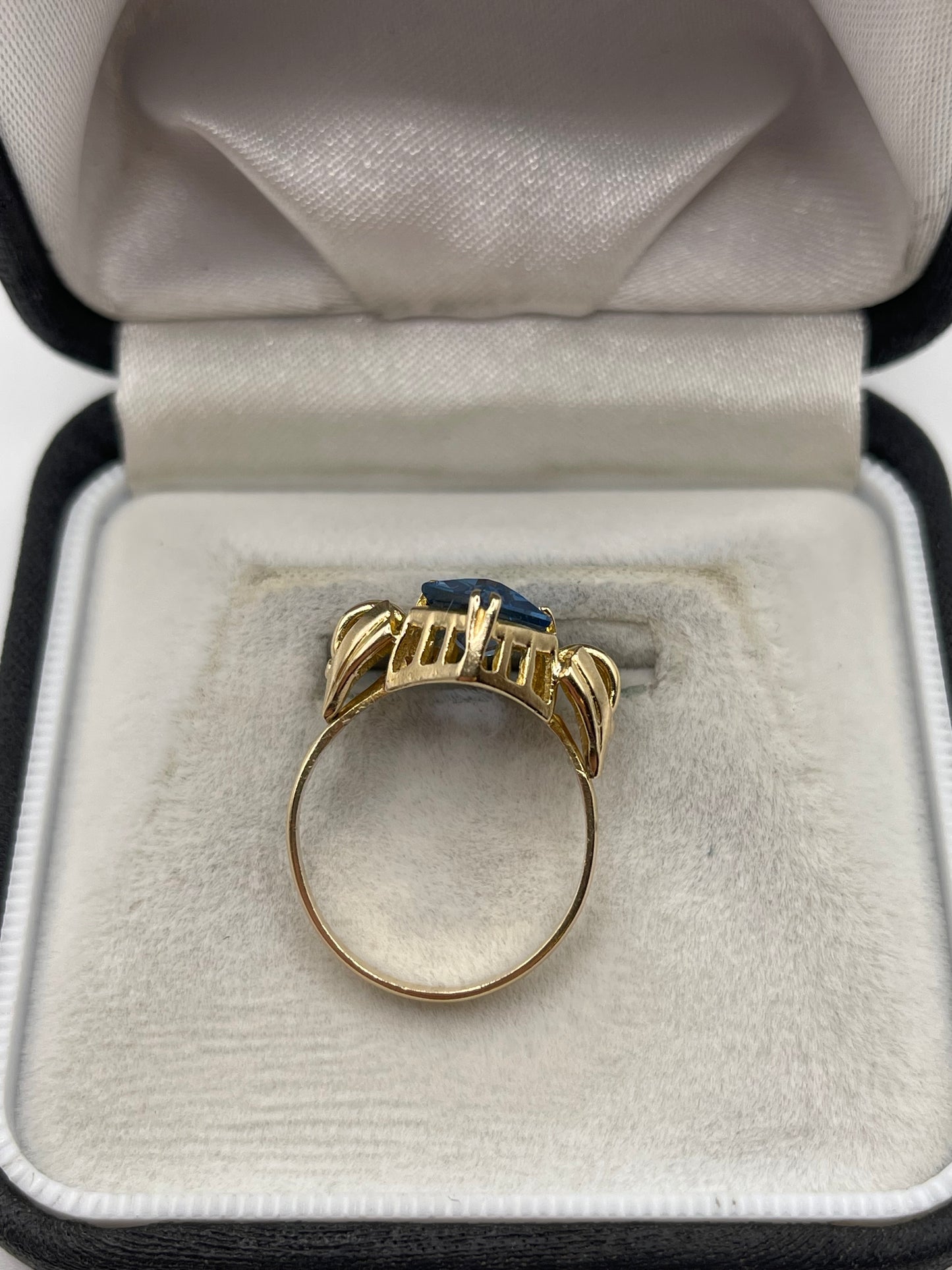 9ct gold synthetic spinel ring