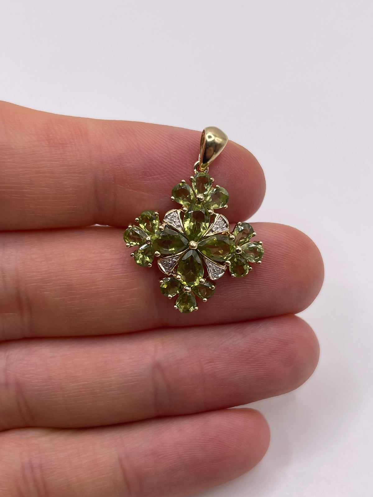 9ct gold peridot and diamond pendant