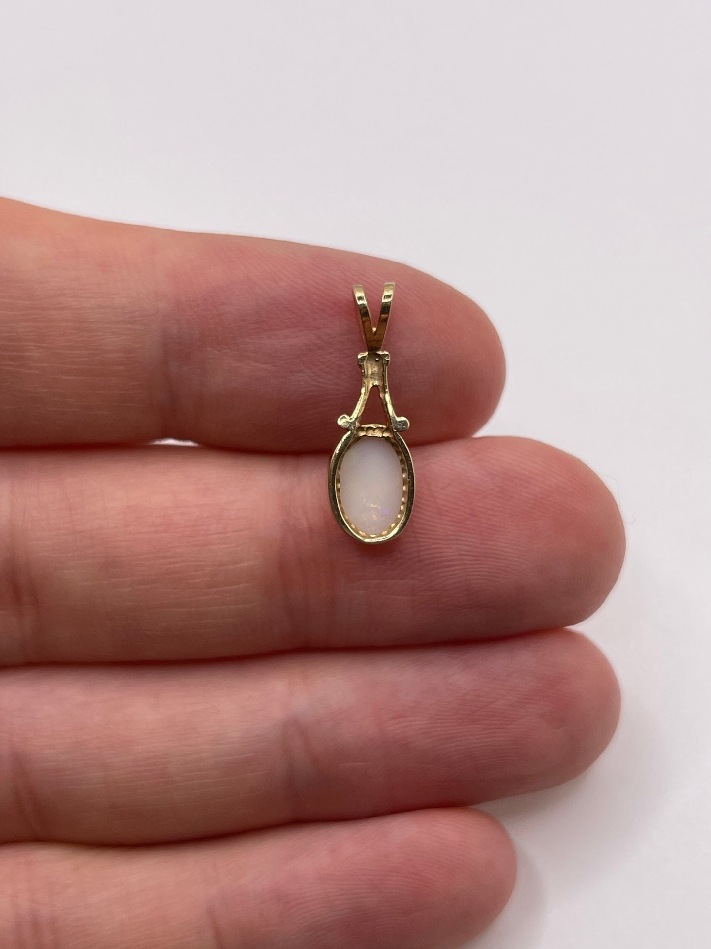9ct gold opal pendant