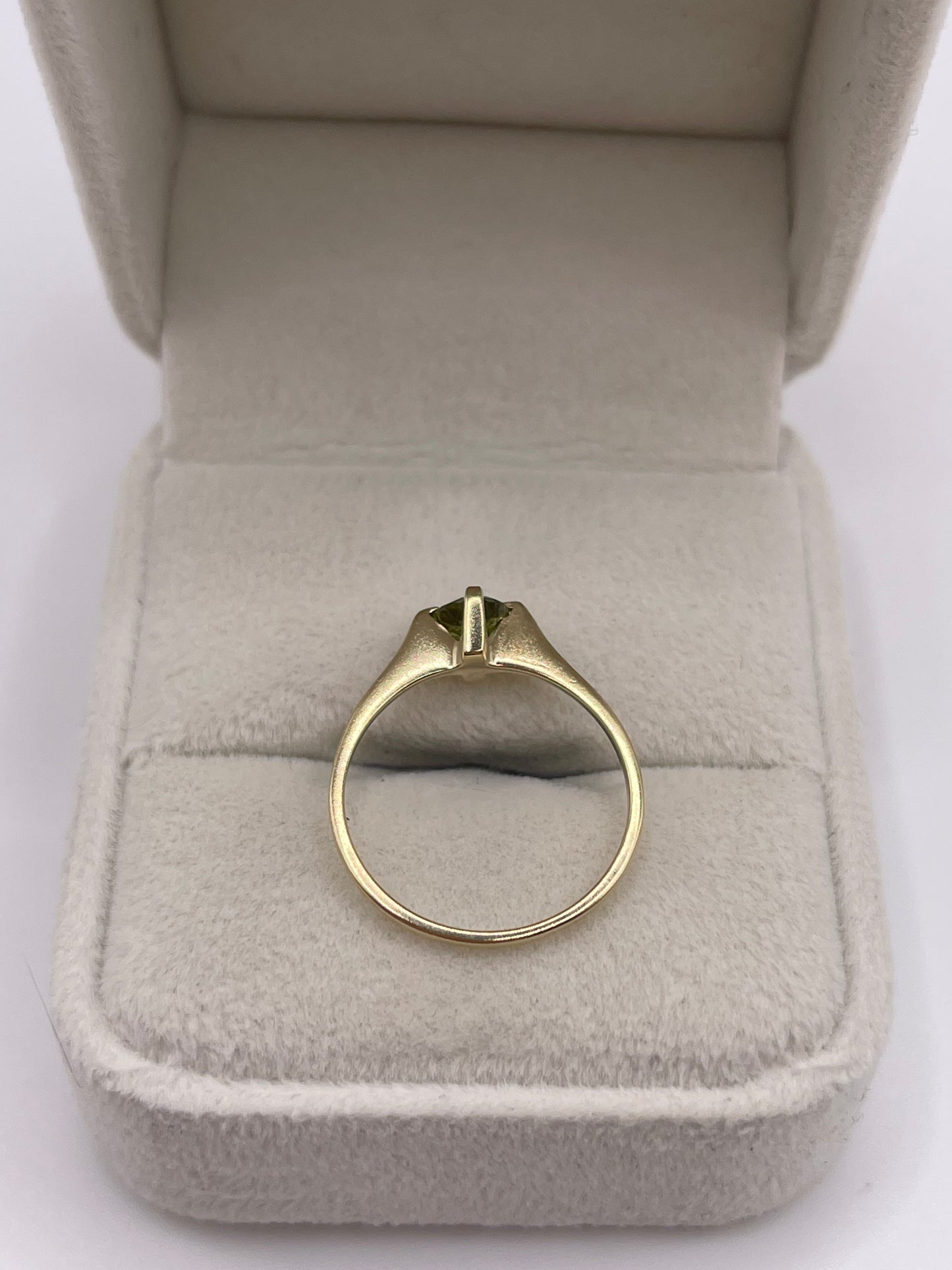9ct gold quartz ring