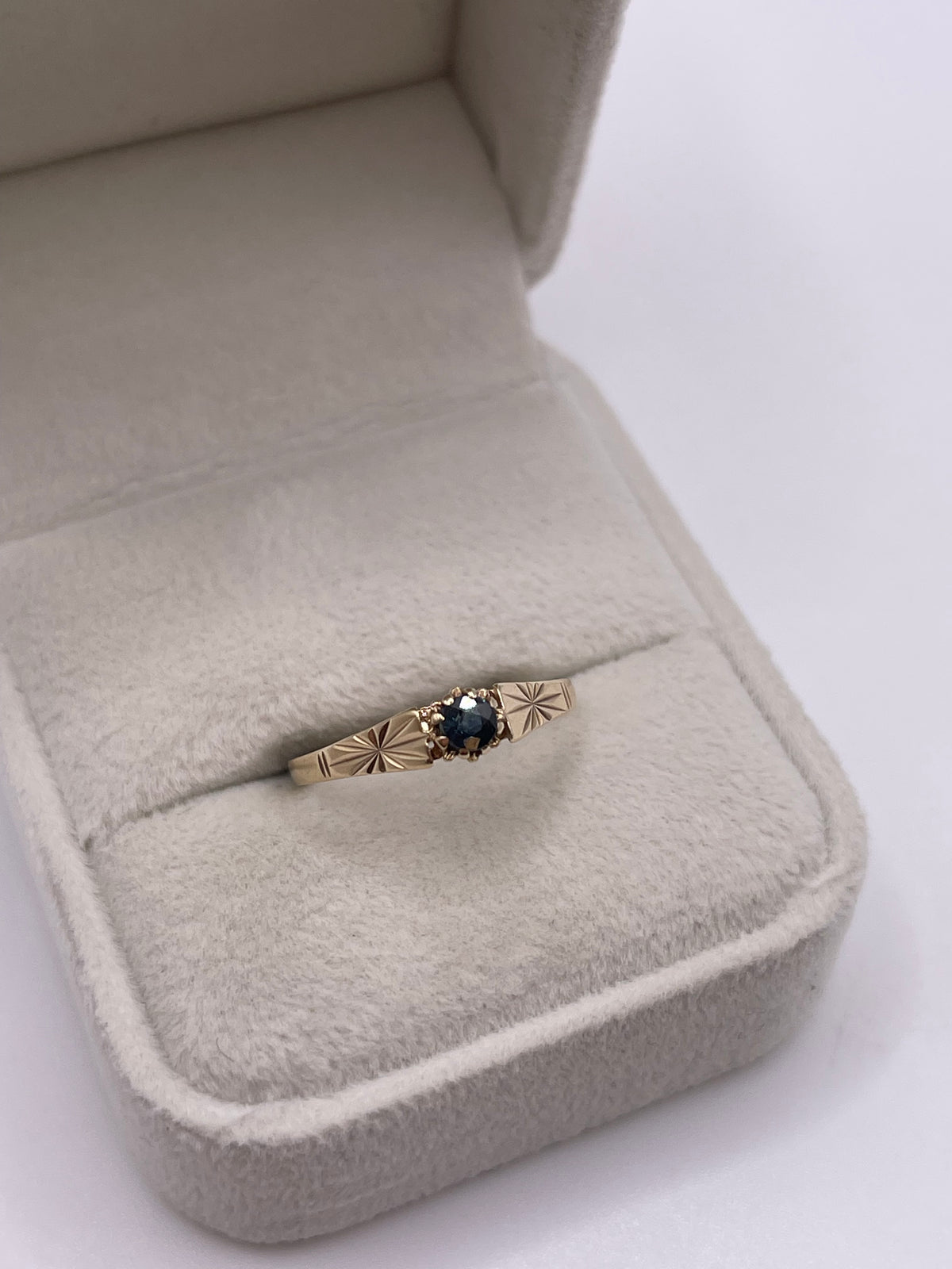 9ct gold sapphire ring