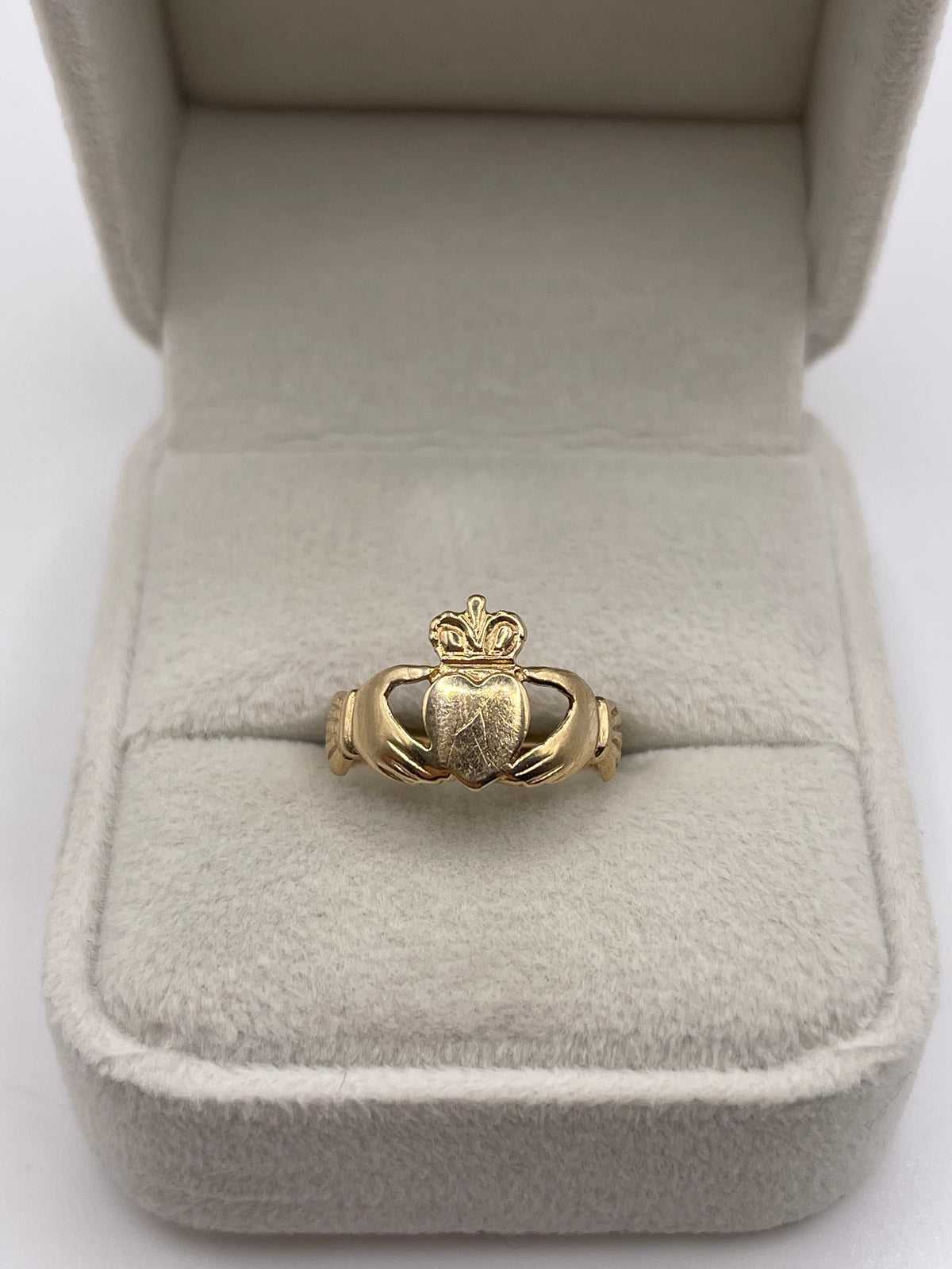 9ct gold claddagh ring
