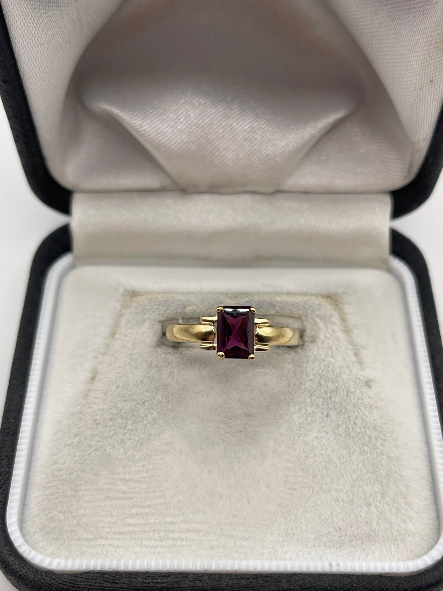 9ct gold garnet ring